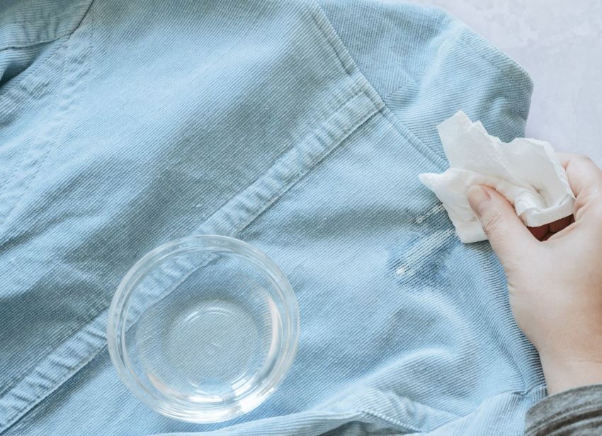 cómo limpiar manchas de excrementos de paloma en la ropa