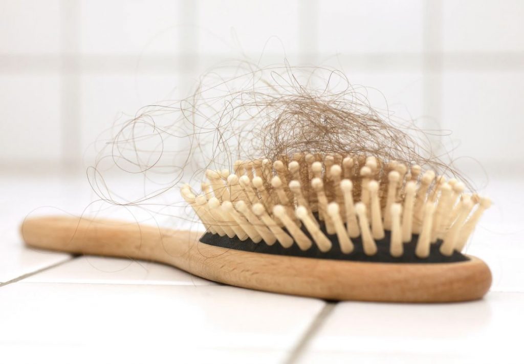 cómo limpiar un peine del pelo