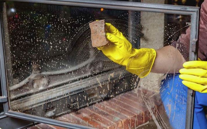 como limpiar el cristal de la chimenea