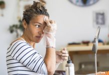 Cómo quitar de la ropa manchas de tinte del pelo Quitar manchas de tinte de pelo de la ropa