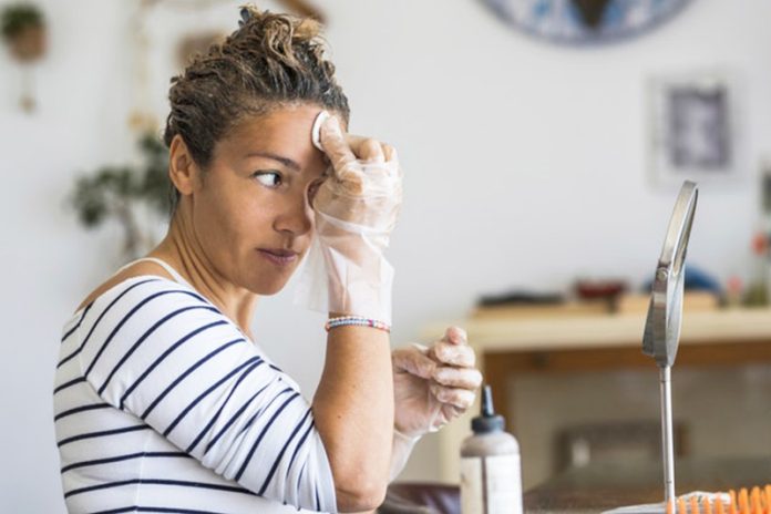 Quitar manchas de tinte de pelo de la ropa