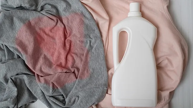 Cómo quitar de la ropa manchas de tinte del pelo